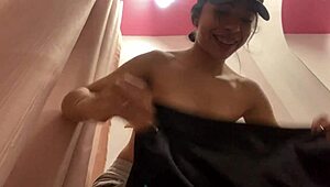 zorra caliente me sorprendio atrapada probandose bikini tetas perfectas culo grande dios mio