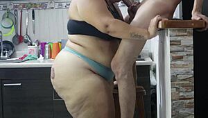 mi vecino colombiano me dobla en la cocina, me come el coño y me llena de leche en las tetas naturales 😩💦