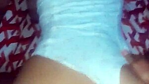 ¡Mira cómo estas latinas curvy y tetonas se comen el coño y follan anal en trío caliente ardiente!