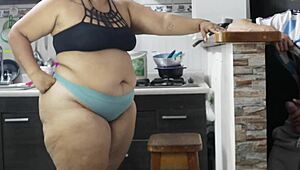 mi vecino colombiano me dobla en la cocina, me come el coño y me llena de leche en las tetas naturales 😩💦