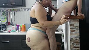 mi vecino colombiano me dobla en la cocina, me come el coño y me llena de leche en las tetas naturales 😩💦