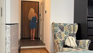 Oops I dropped my towel flashing big tits ass to delivery guy