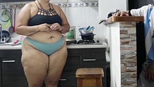 follando la milf latina en la cocina con verga monstruosa hasta squirt