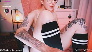 tattooed cute webcam slut toys hairy pussy to orgasm