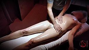 i paid for that massage but she oiled up n flashed her wet shaved pussy 😏💦