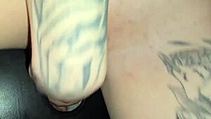 Meu corninho filmou eu chupando pau desconhecido no swing que delícia de gloryhole!!