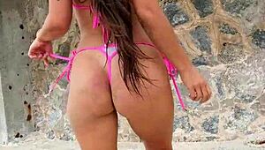 damn bikini babe flashes her sexy curves right on the crowded beach!