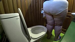 bbw pees on home toilet in amateur close-up fetish clips