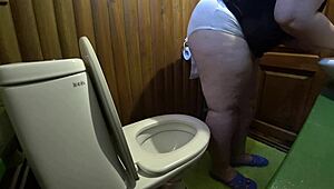 bbw pees on home toilet in amateur close-up fetish clips