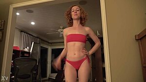 Chica en bikini rojo