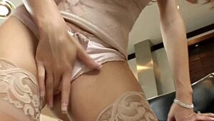 Sexy extreme curves tease big assets