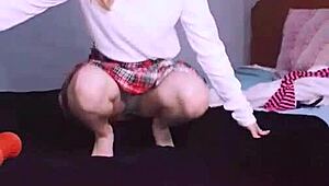 Bonneyuwu shows her cute feet in miniskirt