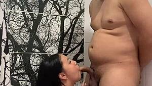 rica follada en la ducha termina con leche en su boca