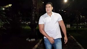 sendo chupado na pracinha ao ar livre quase fomos pegos