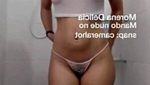 Culona enseña toda la raja mientras se va calateando on webcam
