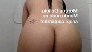 Culona enseña toda la raja mientras se va calateando on webcam