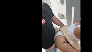 Latina cachonda es follada en publico por su amante