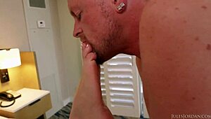 KISSA SINS ENJOYS ANAL CREAMPIE ON MIAMI BEACH