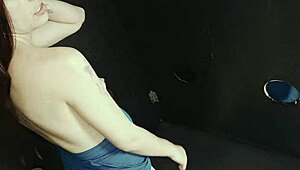 Esposa puta chupa e fode com estranhos no gloryhole