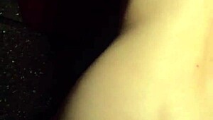 me follo a mi vecina infiel y le corro en su vagina