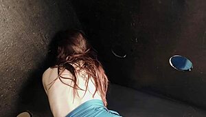 Esposa puta chupa e fode com estranhos no gloryhole