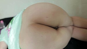 Indo girl with curvy body gets wet during massage