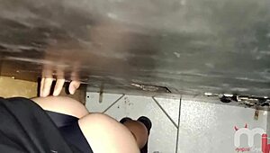 Chupei um negro dotado no gloryhole e tomei todo o leitinho quente