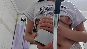 faxineira lava loucas com seios de fora