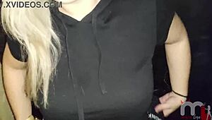 Chupei um negro dotado no gloryhole e tomei todo o leitinho quente