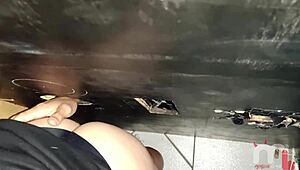 Chupei um negro dotado no gloryhole e tomei todo o leitinho quente