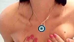 toda molhadinha safada se masturba debaixo do chuveiro com vontade