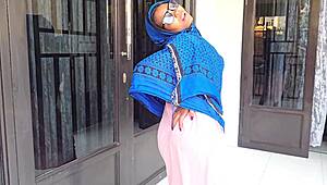 Rich Arabian Woman Squirting Near The Door