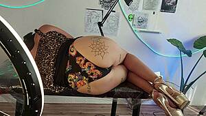 tatuador verguero dedea a sus clientas
