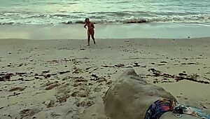 com amante na praia de nudismo
