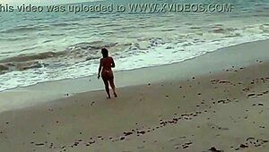 com amante na praia de nudismo