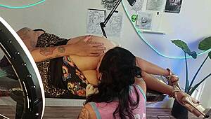 tatuador verguero dedea a sus clientas