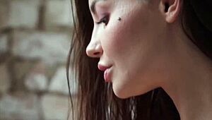 Sweet teen elilith noir strips and shows her natural body