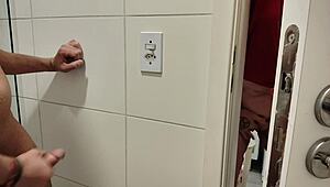 Madrasta espia enteado tomando banho e tocando uma ela faz o mesmo e logo entra no banheiro pra foderem