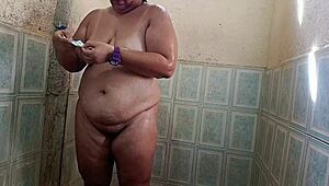 una gordita y de culo grande se da un rico bano