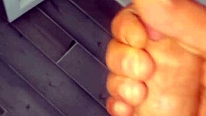 Apri la bocca e bevila tutta ragazzo italiano geme e sborra in maglietta
