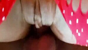 Comendo a novinha casada no pelo e gozando