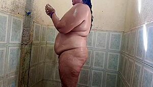 una gordita y de culo grande se da un rico bano