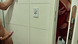 Madrasta espia enteado tomando banho e tocando uma ela faz o mesmo e logo entra no banheiro pra foderem
