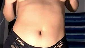 Puti pobre mexicana katy karenz con lenceria se masturba con los dedos y se mete un dildo enorme