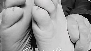 Amateur feet fetish session on the floor