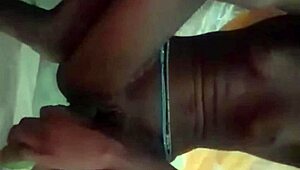 une coquine se masturbe with ass worship